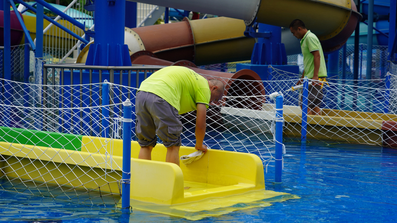 溫泉小鎮(zhèn)技術(shù)人員進(jìn)行設(shè)備維修。