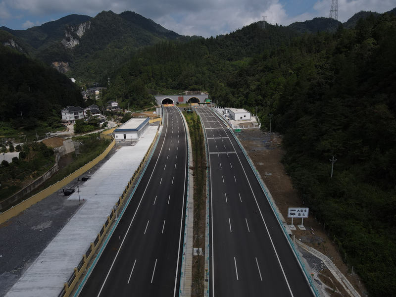5大婁山隧道出口。貴州高速公路集團(tuán)有限公司供圖
