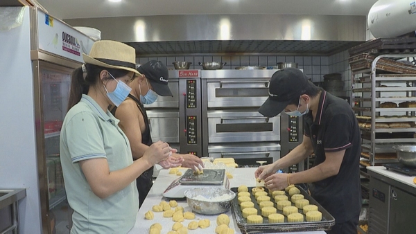 店員正在制作月餅.jpg
