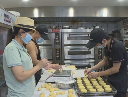 中秋佳節將至，又到了月餅火爆銷售的節點。近日，筆者在沿河自治縣城區糕點店發現，各大烘焙店紛紛開足馬力趕制月餅，琳瑯滿目的月餅已經被擺放在顯眼位置，吸引了不少市民前來選購，月餅市場呈現出產銷兩旺的勢態。