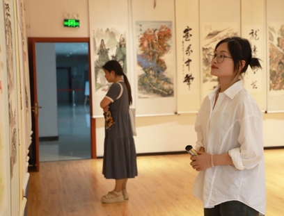 丹青潤山湖，揮毫迎“雙節”。中秋、國慶 “雙節”即將來臨，觀山湖區舉辦書畫展覽喜迎佳節，本次所展作品皆由轄區書畫愛好者創作，約展出60余幅作品，涵蓋山水、花鳥、油畫、書法等多個題材。作品中呈現的精湛技藝和獨特創意，展現了書畫愛好者們對祖國大好河山的深情厚誼。