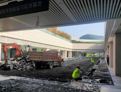 隨著中秋、國慶“雙節”臨近，客流量逐漸增加，為確保旅客通行安全，提升通行效率，近日，區交通運輸局、區交警大隊、新蒲公安分局、區綜合行政執法局等部門聯合對遵義高鐵站及周邊秩序進行專項整治。