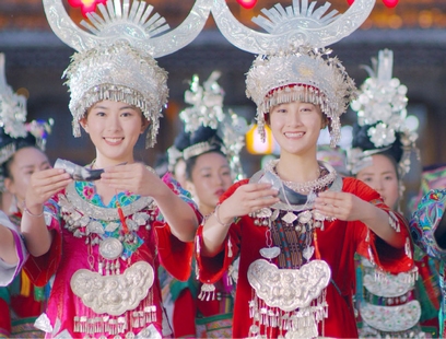 隨著中秋、國慶假期的到來，貴州各地迎來旅游高峰。攜程數據顯示，國慶期間貴州整體旅游訂單同比去年國慶增長16倍多，較2019年國慶增長2倍多，跨省訂單占比超過7成。