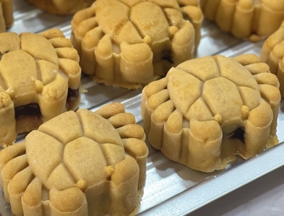 佳節前夕，開陽縣的居民們開啟了過節物資的“采購之旅”，街頭巷尾、超市里、飯店內皆是人流涌動，采購月餅、選菜挑肉、訂中秋晚宴……節日氣息已逐漸濃郁。