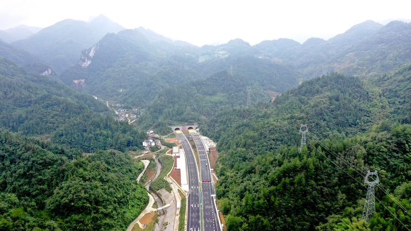 2.大婁山隧道出入口。潘先陽攝.jpeg