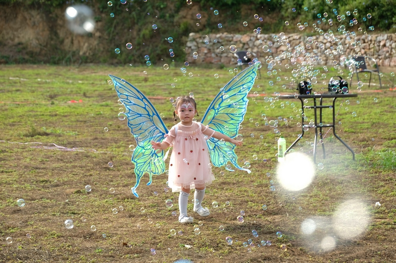 9月30日,在施秉縣甘溪鄉望城村,不少游客帶孩子到此度過歡樂祥和的中秋、國慶節。