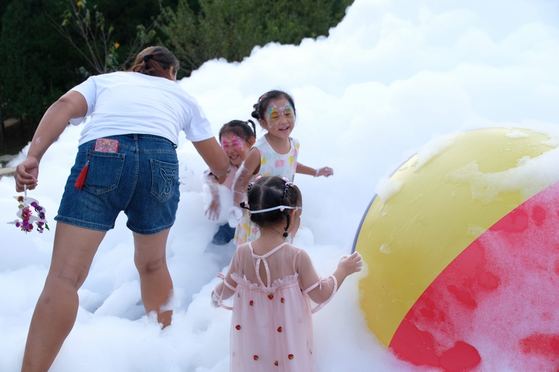 9月30日,在施秉縣甘溪鄉望城村,不少游客帶孩子到此度過歡樂祥和的中秋、國慶節。