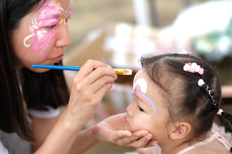 9月30日,在施秉縣甘溪鄉望城村,不少游客帶孩子到此度過歡樂祥和的中秋、國慶節。
