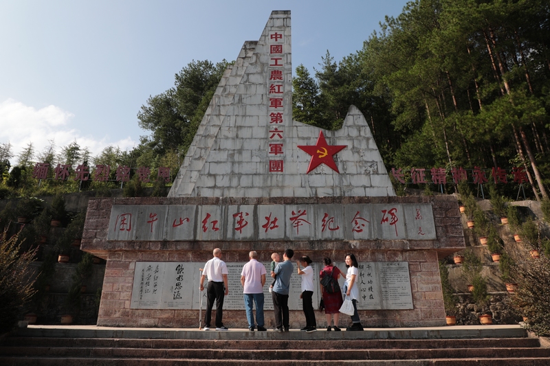 游客在困牛山戰斗遺址緬懷革命先烈,傳承紅色基因,賡續紅色血脈。 楊文美攝
