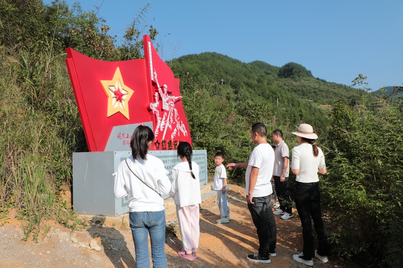 游客在困牛山戰斗遺址緬懷革命先烈,傳承紅色基因,賡續紅色血脈。 楊文美攝