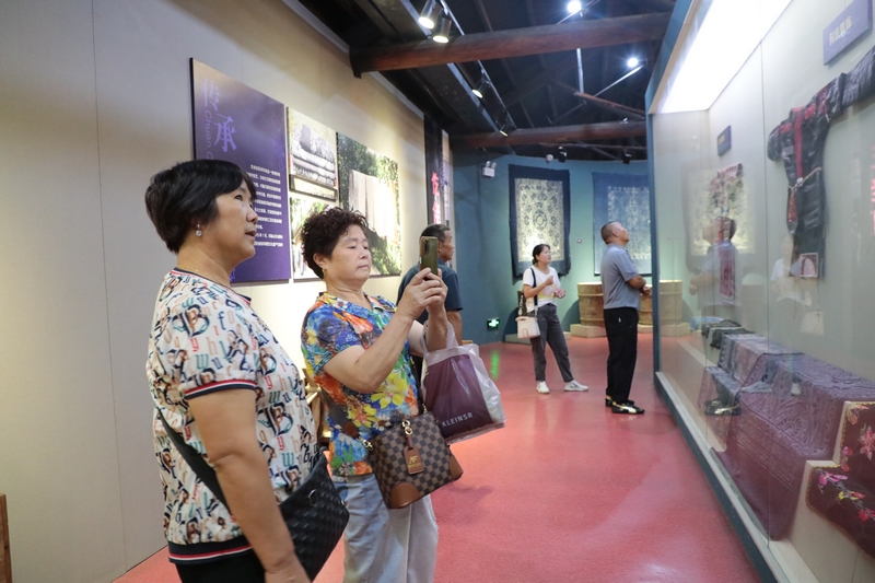 游客在石阡非遺博物館參觀,了解石阡非遺文化 楊文美攝