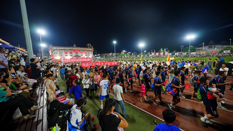 比賽隊伍步入”村超“賽場。周光勝攝