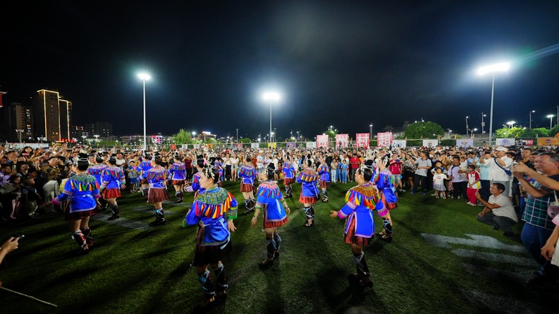 比賽間隙上演少數民族歌曲表演。周光勝攝