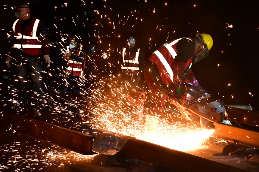 貴廣線提質(zhì)改造中,工作人員正在作業(yè)。尹立攝