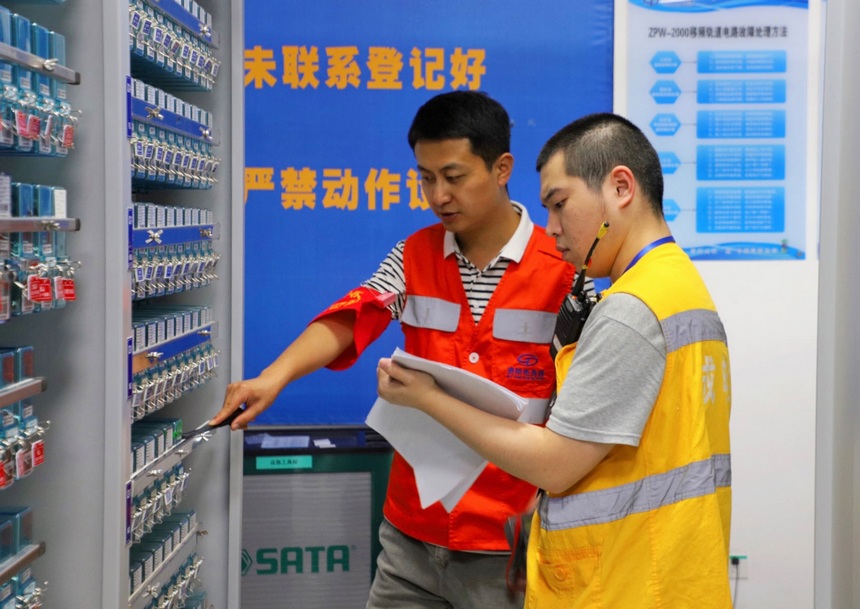 作業人員對機械室內設備進行核對。任靈杰攝