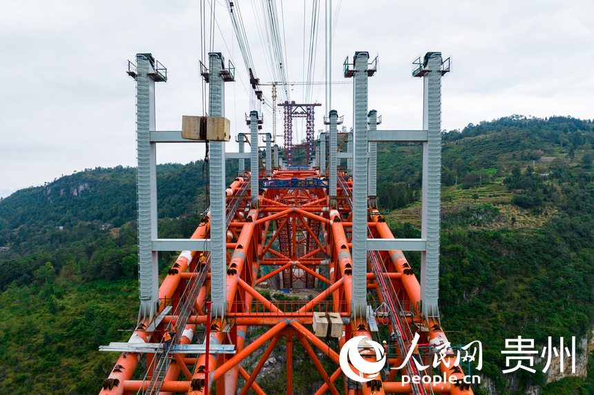  航拍貴州納晴高速白水河特大橋施工現(xiàn)場(chǎng)。人民網(wǎng)記者 涂敏攝