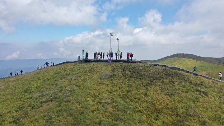 游客在阿西里西?韭菜坪景區拍照留影。謝永奇攝