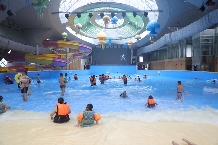 游客在九股水溫泉景區水樂園享受溫泉浴。湯斌攝