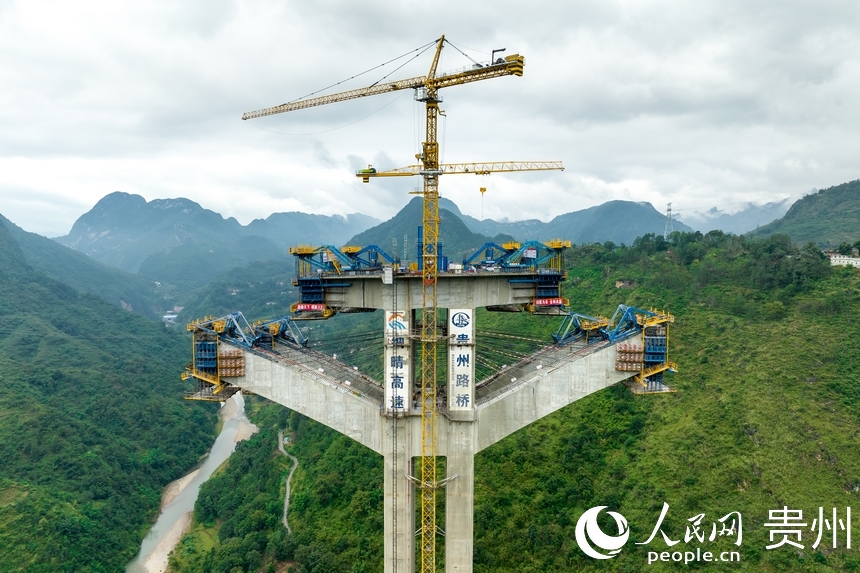 航拍六枝大橋空腹區(qū)上下弦施工。人民網(wǎng)記者 涂敏攝