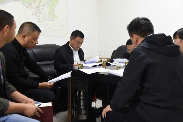 唐友波(左三)調研督導鞏固拓展脫貧攻堅成果同鄉村振興有效銜接工作。