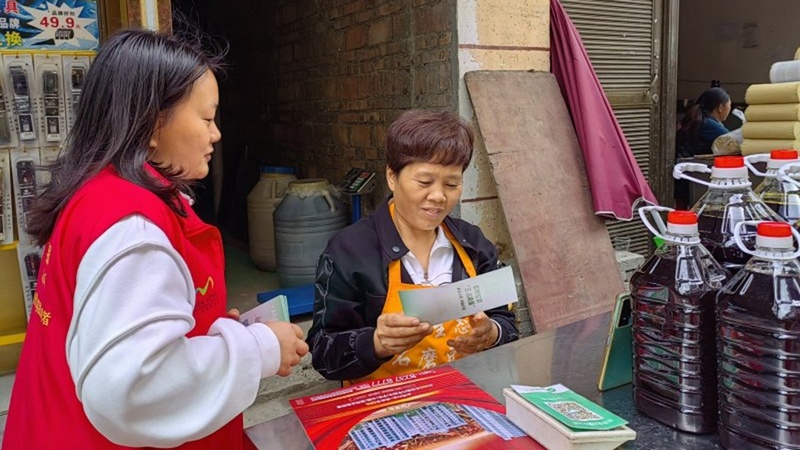 志愿者正在向群眾講解農(nóng)村垃圾“五點(diǎn)減量法” 修文縣六廣鎮(zhèn)--唐世蕓 攝.jpeg