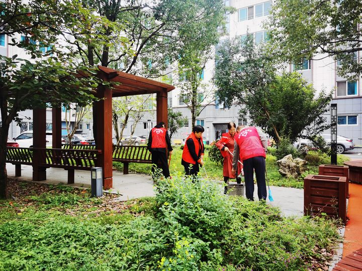 志愿者打掃社區衛生。