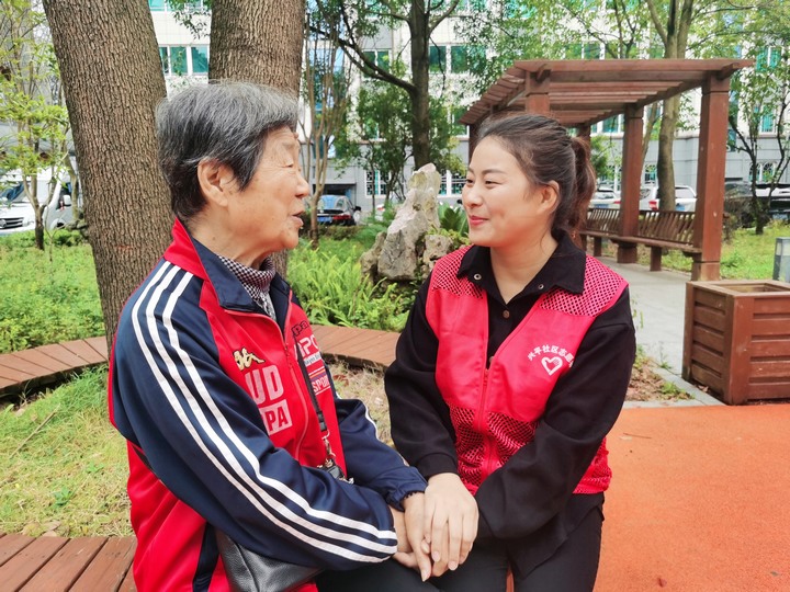 志愿者與社區居民溝通談心。