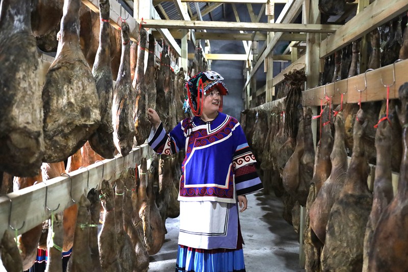 排排火腿正在廠房內風干發酵。付吉昌攝