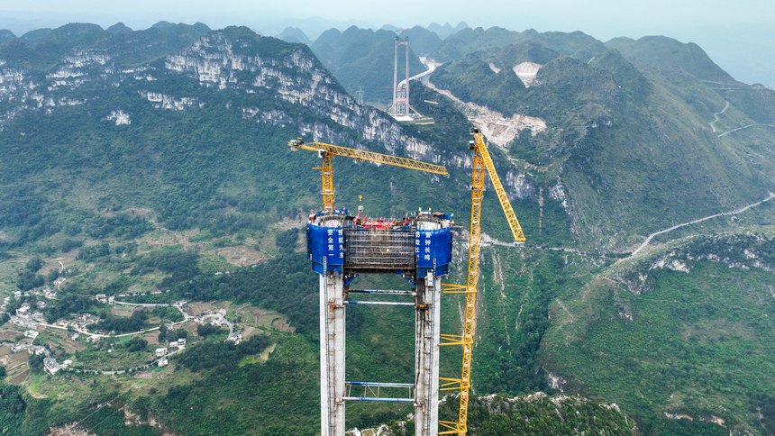 航拍建設中的花江峽谷大橋。廖迅攝