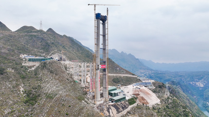 航拍建設中的花江峽谷大橋。劉葉琳攝