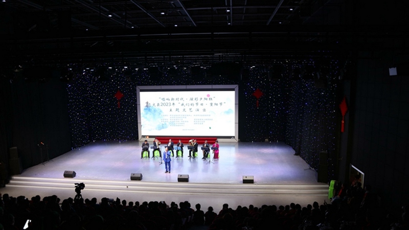 修文縣老年大學(xué)部分老師和學(xué)員正在現(xiàn)場觀看演出 修文縣融媒體中心伍維玉 攝.jpg