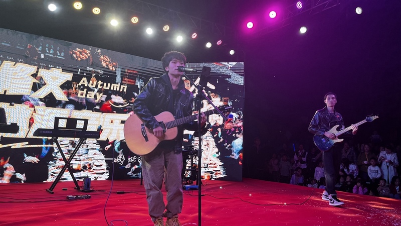 2023年修文縣六屯鎮(zhèn)桃源村“音樂節(jié)”現(xiàn)場歌手熱情獻(xiàn)唱。