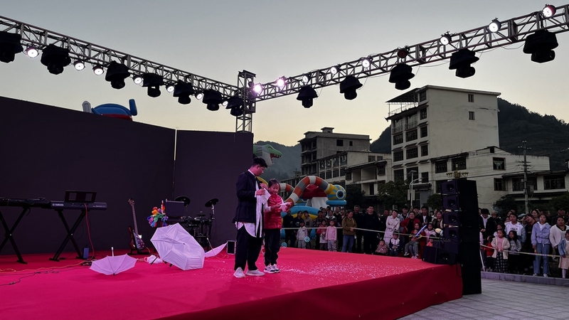 2023年修文縣六屯鎮桃源村“音樂節”現場魔術表演。