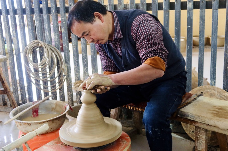 母先才正在制作陶藝作品。楊锏 攝