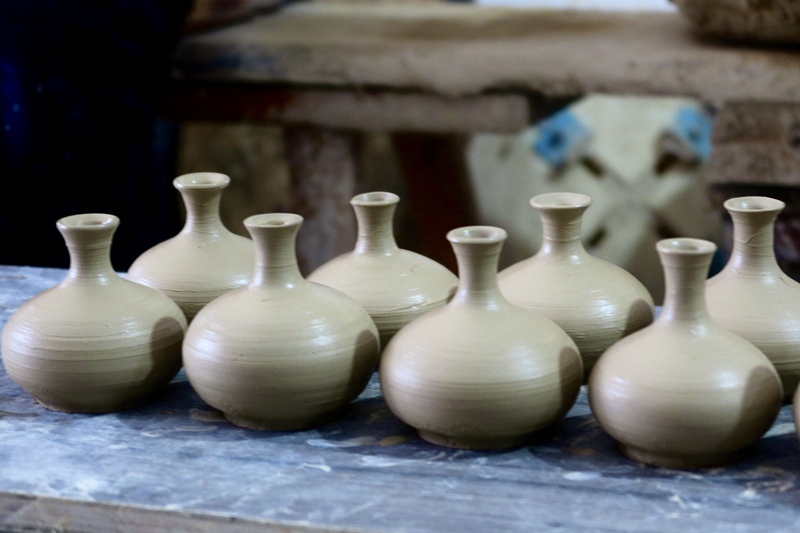 母先才制做的陶藝作品。楊锏 攝