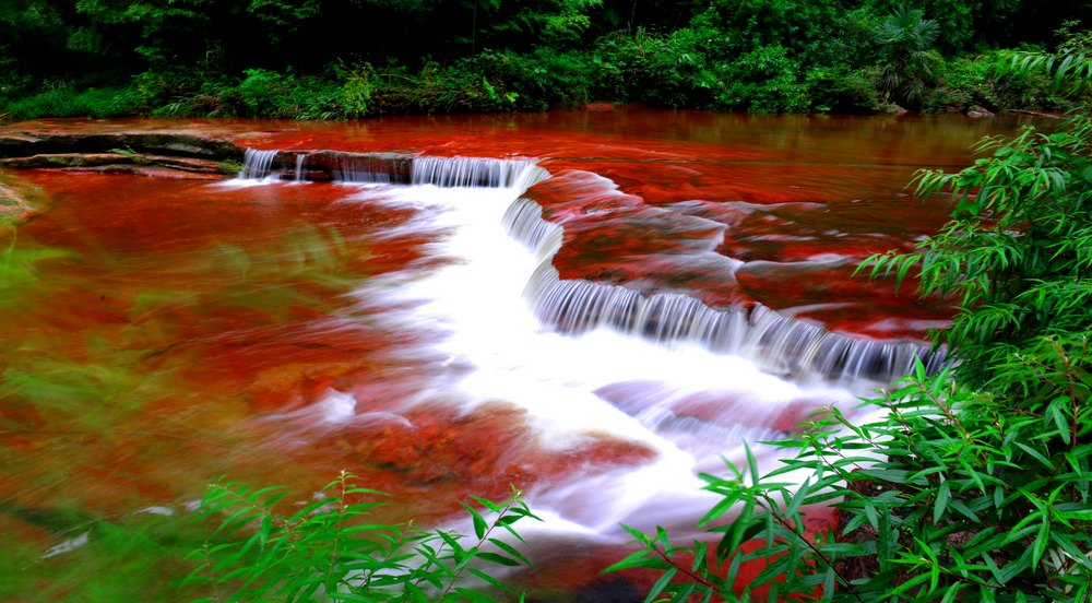 中國丹霞谷水漫丹霞。 周東亞攝