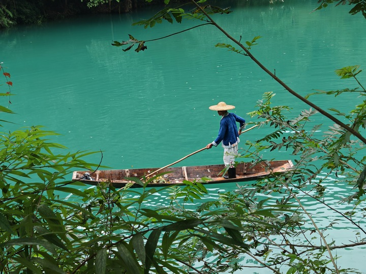 船夫在打掃景區(qū)衛(wèi)生。葛燊攝