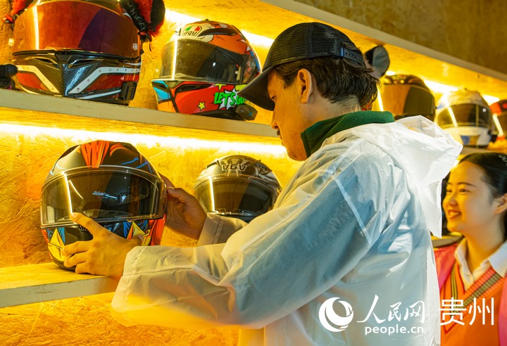 查看機車頭盔。人民網 陽茜攝