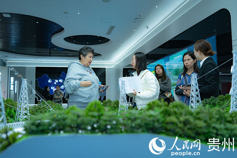 外媒記者詢問“中國天眼”建設發展情況。人民網 陽茜攝