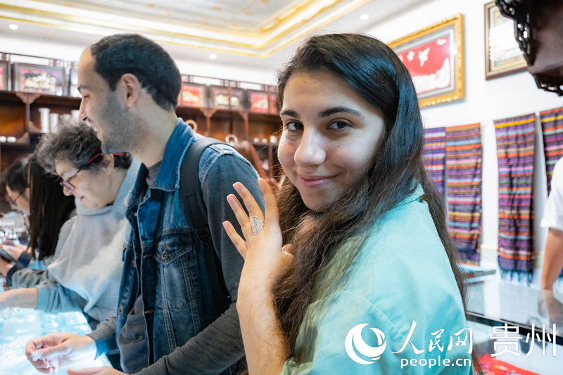 歐亞國(guó)家記者購(gòu)買(mǎi)飾品。人民網(wǎng) 陽(yáng)茜攝