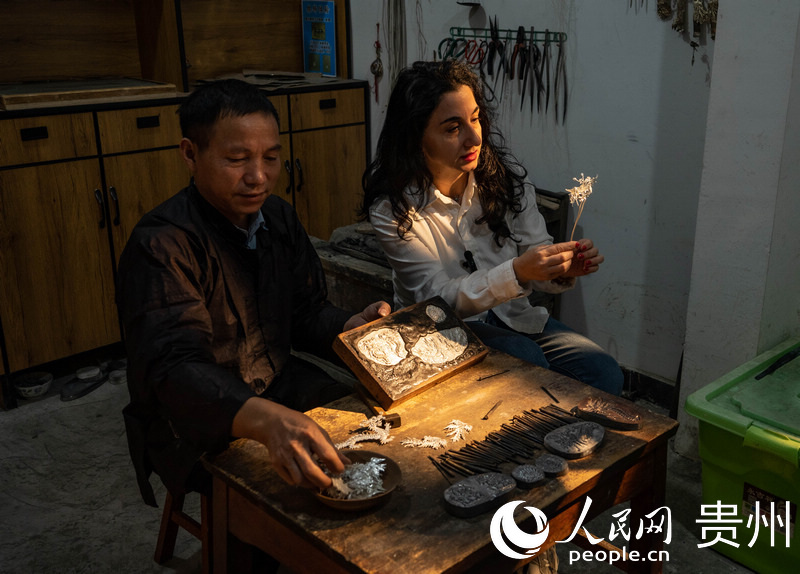 歐亞國(guó)家記者學(xué)習(xí)制作銀飾。人民網(wǎng) 陽(yáng)茜攝