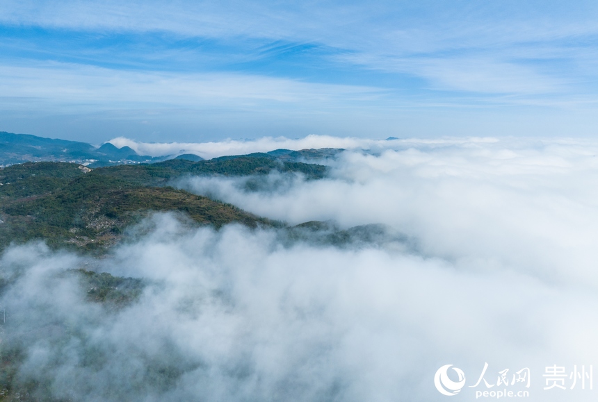 云海漂浮于峽谷之間。人民網(wǎng) 陽茜攝