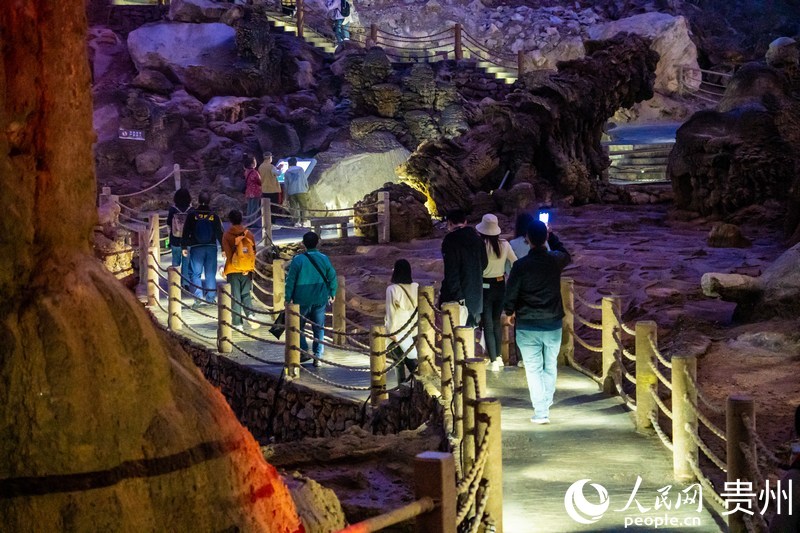 “歐亞國家媒體看貴州”一行走進織金洞。人民網 陽茜攝.jpg