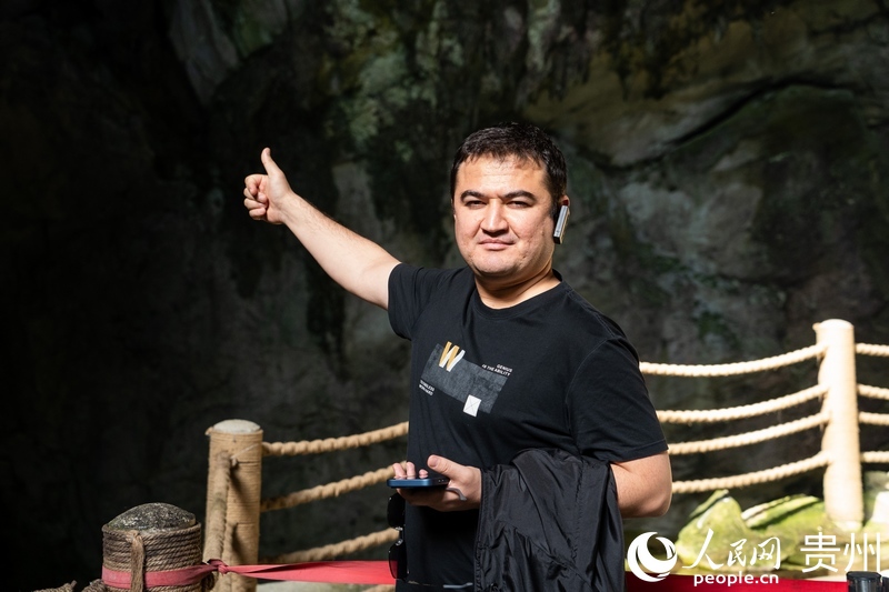 媒體團成員為織金洞內景觀點贊。人民網 陽茜攝.jpg