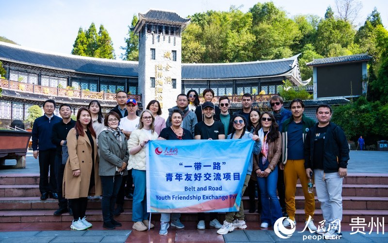 外媒記者在織金洞景區內合影留戀。人民網 陽茜攝.jpg