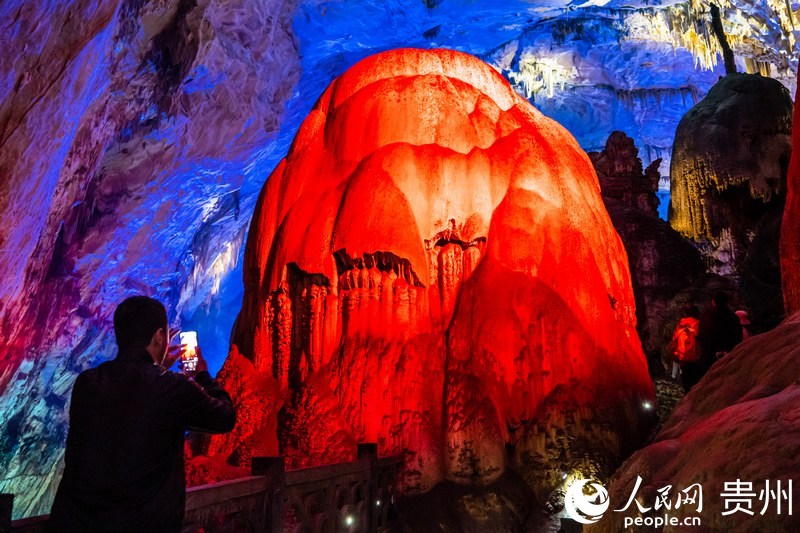 外媒記者駐足打卡。人民網 陽茜攝.jpg