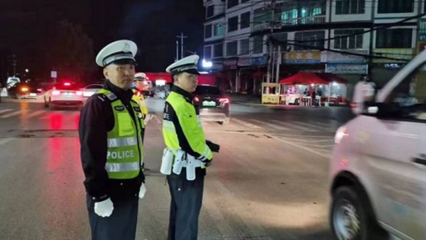 修文縣公安局交警大隊工作人員正在執勤站崗。