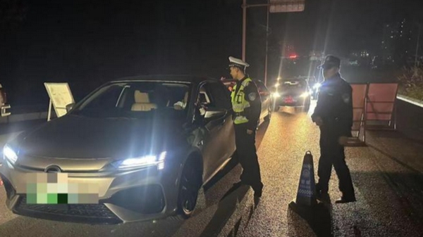 修文縣公安局交警大隊(duì)正在對(duì)駕駛?cè)藛T詢問(wèn)。