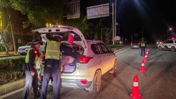 修文縣公安局交警大隊正在對來往車輛進行檢查。