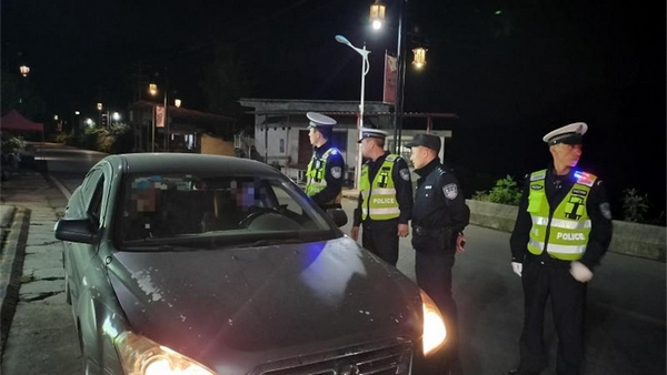 修文縣公安局交警大隊正在對來往車輛進行盤查。